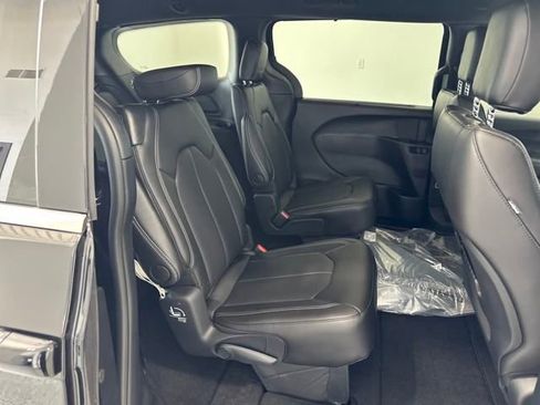 New 2025 Chrysler Pacifica Select image 13