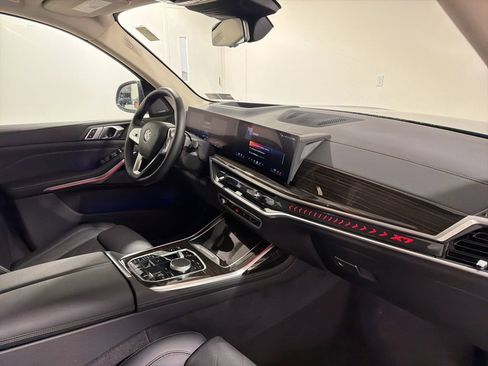 Used 2025 BMW X7 xDrive40i w/ Premium Package image 24