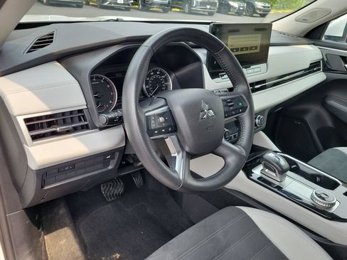 Used 2025 Mitsubishi Outlander SE AWD/4WD image 7