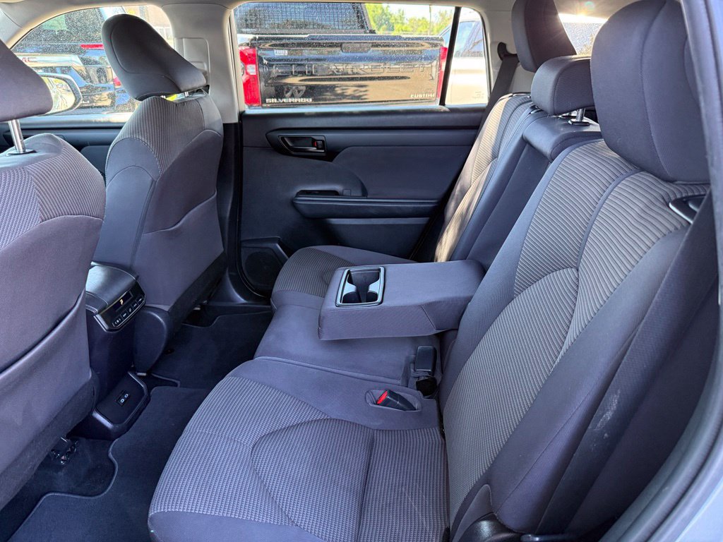 Used 2022 Toyota Highlander LE AWD/4WD image 13