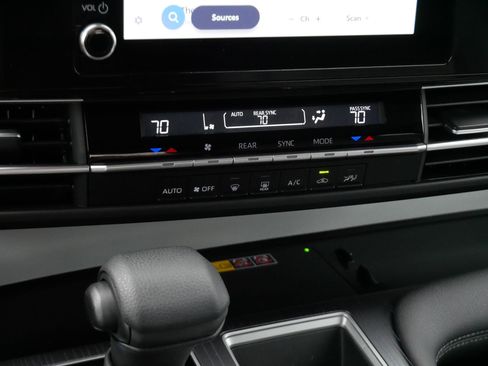Certified 2025 Toyota Sienna LE FWD image 23