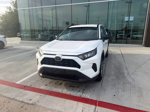 Used 2021 Toyota RAV4 LE AWD/4WD image 2