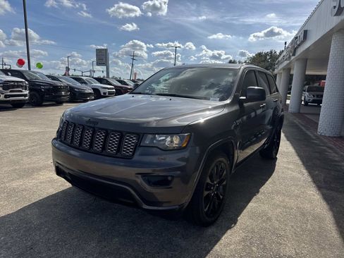 Used 2021 Jeep Grand Cherokee Laredo X image 3