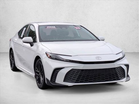 Used 2025 Toyota Camry SE FWD image 3