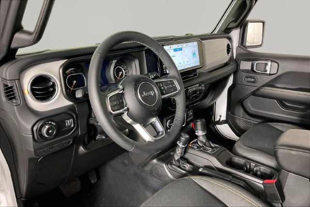 Used 2026 Jeep Wrangler Unlimited Sahara AWD/4WD image 15