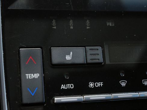 Certified 2021 Toyota Avalon XSE image 30