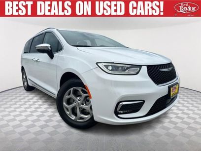 Used 2023 Chrysler Pacifica Limited w/ Uconnect Theater Family Group