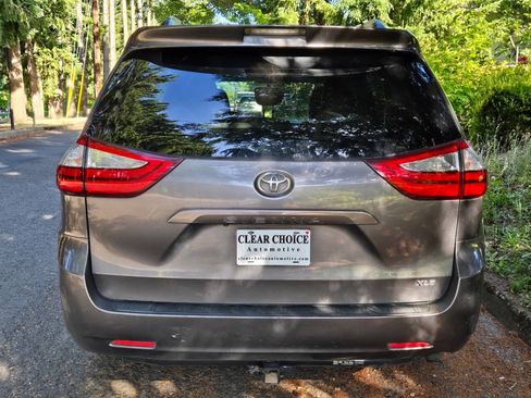 Used 2016 Toyota Sienna XLE FWD image 5