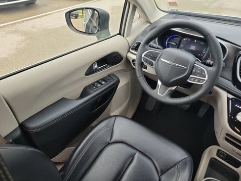 Used 2023 Chrysler Pacifica Touring-L FWD image 14