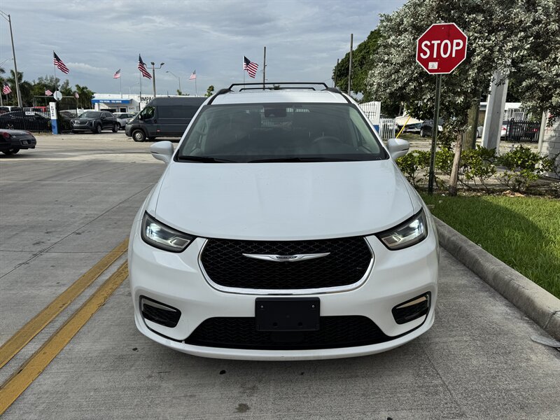Used 2022 Chrysler Pacifica Touring-L FWD image 2