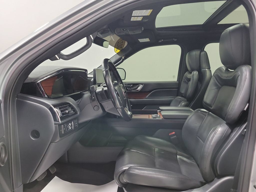 Used 2022 Lincoln Navigator Reserve AWD/4WD image 3
