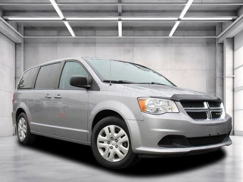 Used 2018 Dodge Grand Caravan SE w/ UConnect Hands-Free Group image 1