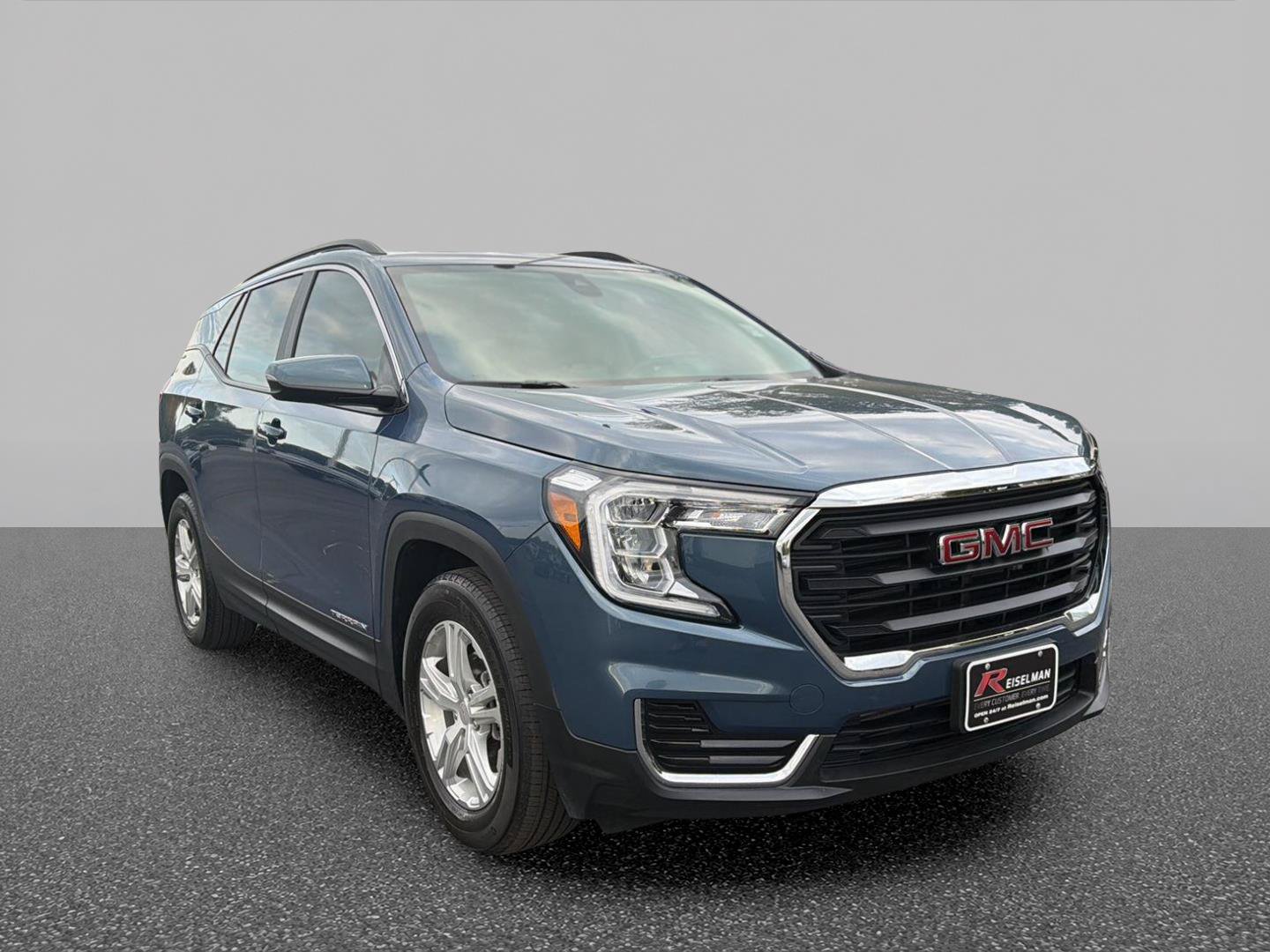 Certified 2024 GMC Terrain SLE w/ Driver Convenience Package FWD image 3