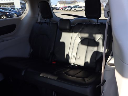 Used 2024 Chrysler Pacifica Touring-L image 12