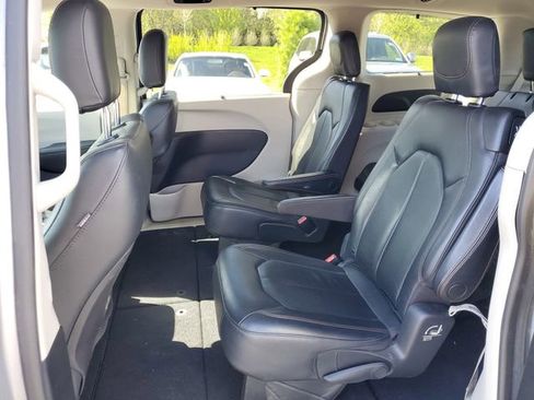 Used 2020 Chrysler Pacifica Touring-L FWD image 26
