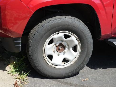 Used 2020 Toyota Tacoma SR5 RWD image 2