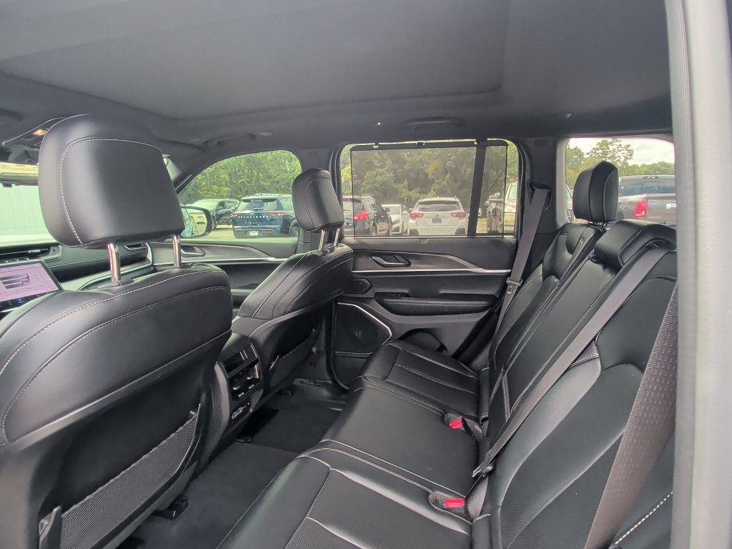 Used 2025 Jeep Grand Cherokee Limited w/ Luxury Tech Group II AWD/4WD image 10