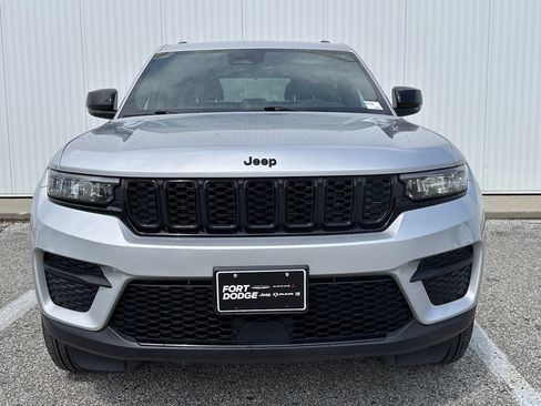 Used 2025 Jeep Grand Cherokee Altitude AWD/4WD image 11