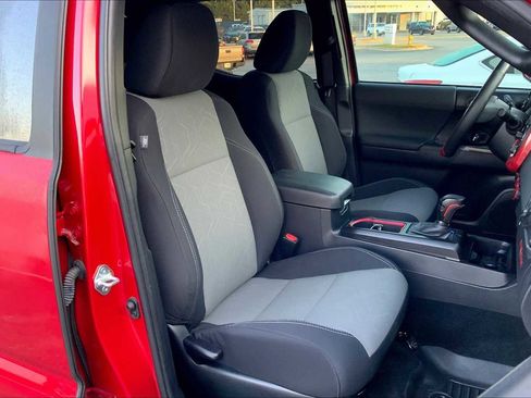 Used 2022 Toyota Tacoma TRD Off-Road w/ Technology Package image 9