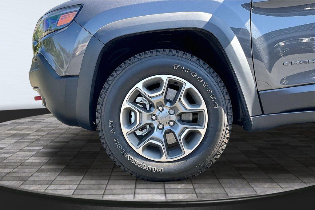 Used 2022 Jeep Cherokee Trailhawk w/ Comfort/Convenience Group AWD/4WD image 31