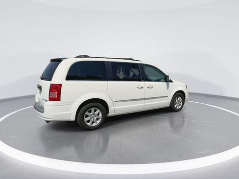 Used 2010 Chrysler Town & Country Touring FWD image 12