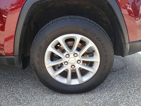Used 2021 Jeep Grand Cherokee Laredo AWD/4WD image 33
