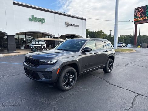 New 2025 Jeep Grand Cherokee Altitude image 2