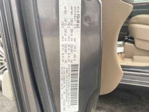 Used 2016 Chrysler Town & Country Touring-L image 19