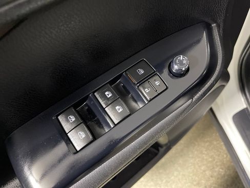 Used 2019 Toyota Highlander LE FWD image 16
