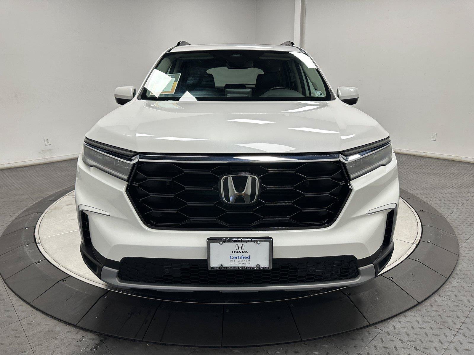 Used 2025 Honda Pilot Touring image 4