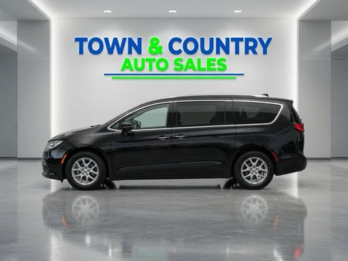Used 2021 Chrysler Pacifica Touring-L FWD image 2
