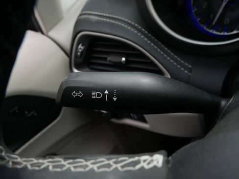 Used 2023 Chrysler Pacifica Touring-L FWD image 21
