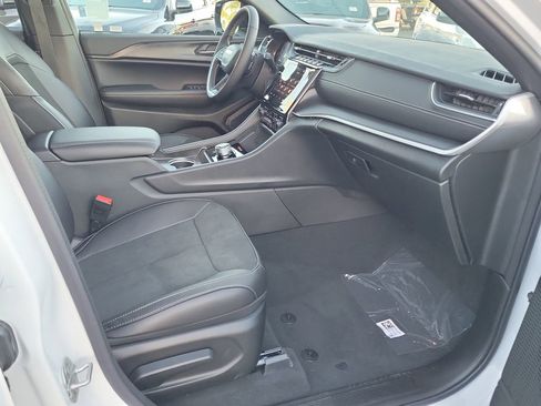 New 2025 Jeep Grand Cherokee L Altitude image 12