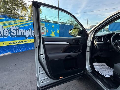 Used 2019 Toyota Highlander LE AWD/4WD image 12