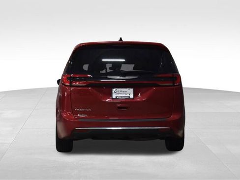 Used 2024 Chrysler Pacifica Touring-L image 5