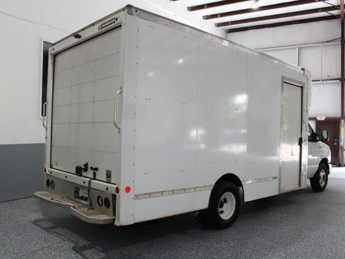 Used 2022 Ford E-450 and Econoline 450 Super Duty RWD image 3