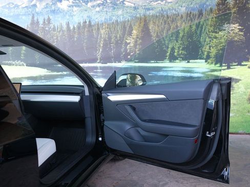 Used 2023 Tesla Model 3 Standard Range image 29