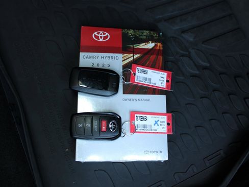 Used 2025 Toyota Camry XLE FWD image 27