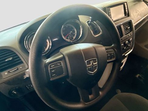 Used 2018 Dodge Grand Caravan SE w/ UConnect Hands-Free Group image 12