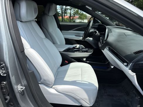 Used 2024 Cadillac Lyriq Luxury AWD/4WD image 24