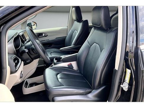 Used 2024 Chrysler Pacifica Touring-L FWD image 34