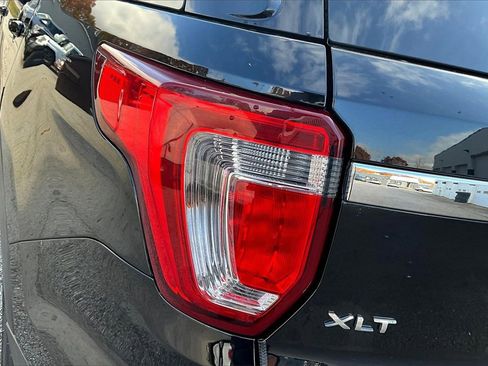 Used 2017 Ford Explorer XLT w/ XLT Technology Feature Bundle image 23