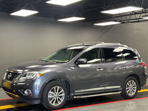 Used 2013 Nissan Pathfinder SL image 1