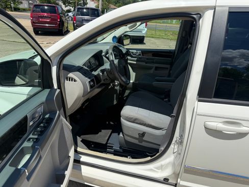 Used 2010 Dodge Grand Caravan SXT w/ Trailer Tow Group FWD image 11