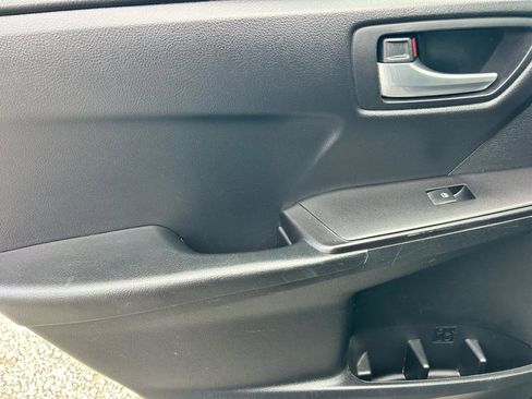 Used 2017 Toyota Camry SE w/ Moonroof Package image 15