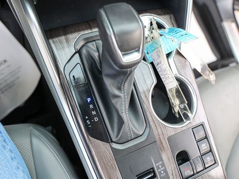 Used 2024 Toyota Highlander Limited FWD image 27