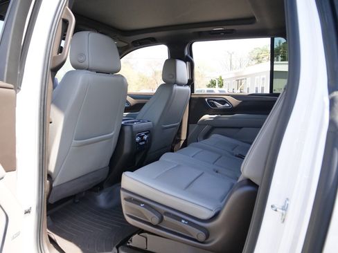 Used 2022 GMC Yukon XL SLT w/ SLT Premium Package image 26