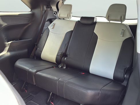 Used 2025 Toyota Sienna XSE FWD image 29