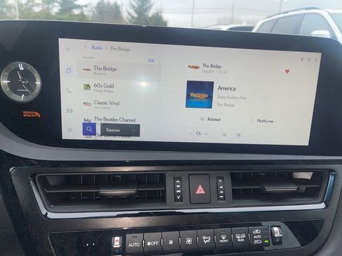 Used 2023 Lexus ES 300h w/ Premium Package image 9