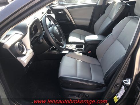 Used 2018 Toyota RAV4 Limited FWD image 11